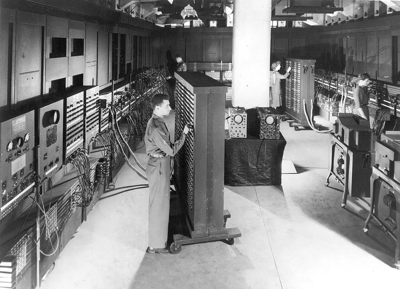 Історичне фото ENIAC, армія США / Historical U.S. Army photograph of ENIAC; original machine rather than a modern replica.