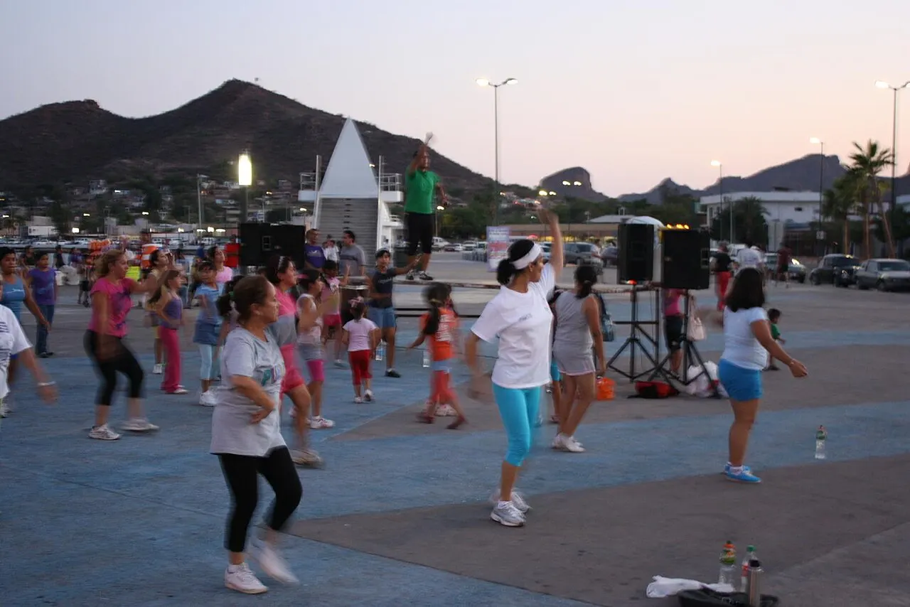 group Zumba class in Guaymas, Mexico, 13 June 2011; contextual, not the Mandaluyong record class. Photo by gakusei 88, Wikimedia Commons, https://commons.wikimedia.org/wiki/File:Bailando_Zumba_(5854664303).jpg, CC BY 2.0 (https://creativecommons.org/licenses/by/2.0/). Attribution: gakusei 88, “Bailando Zumba (5854664303),” CC BY 2.0, via Wikimedia Commons. Downloaded resized variant (`?width=1200`); checked 2026-10-18.