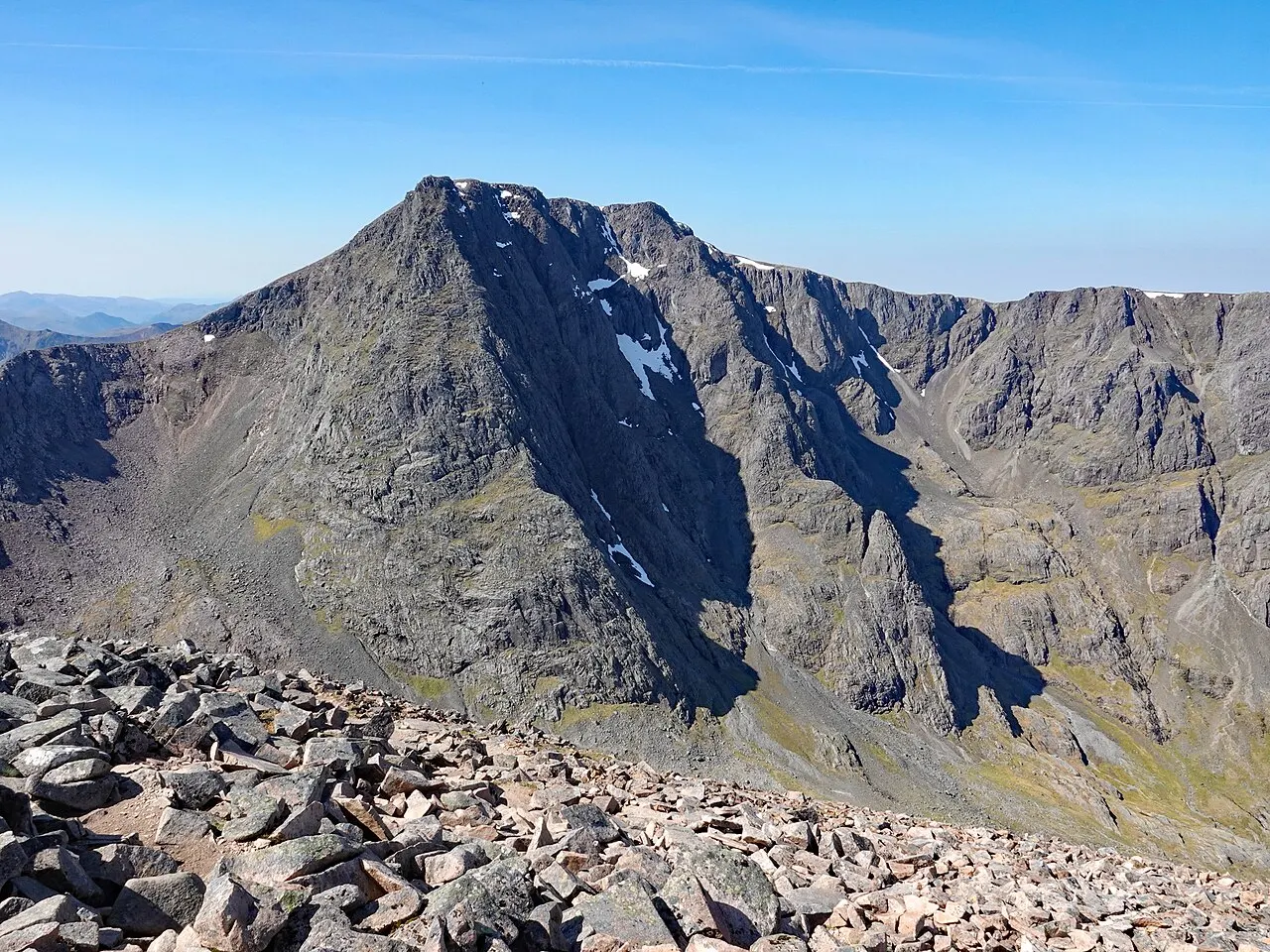 північна скельна стіна Бен-Невіса з Carn Mòr Dearg; фотограф Corrie camper, 13 травня 2025 року; CC BY-SA 4.0. Завантажено 2026-10-21 у розмірі Commons 1280×960. [Сторінка та ліцензія](https://commons.wikimedia.org/wiki/File:North_face_of_Ben_Nevis.jpg).