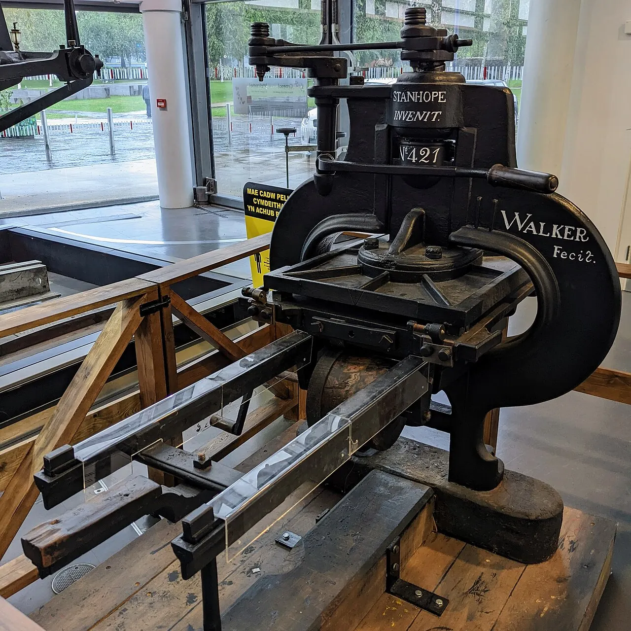 Збережений чавунний прес Стенгоупа, виготовлений близько 1830 року, National Waterfront Museum, Swansea; не початковий екземпляр близько 1800 / Surviving Stanhope iron press made around 1830, National Waterfront Museum, Swansea; not the original circa-1800 example. Credit: The wub; CC BY-SA 4.0. https://creativecommons.org/licenses/by-sa/4.0 Source: https://commons.wikimedia.org/?curid=129707570