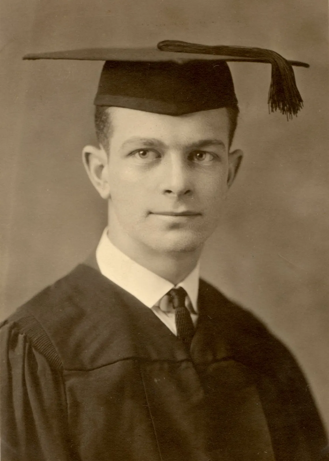 Linus Pauling’s 1922 graduation portrait from Oregon Agricultural College. Photographer unknown; source identified as the National Library of Medicine. Public domain in the United States as marked on the Commons file page; copyright status may differ outside the United States. Source: [Wikimedia Commons file page](https://commons.wikimedia.org/wiki/File:LinusPaulingGraduation1922.jpg). Original Commons rendition, no edits; checked 18 October 2026.
