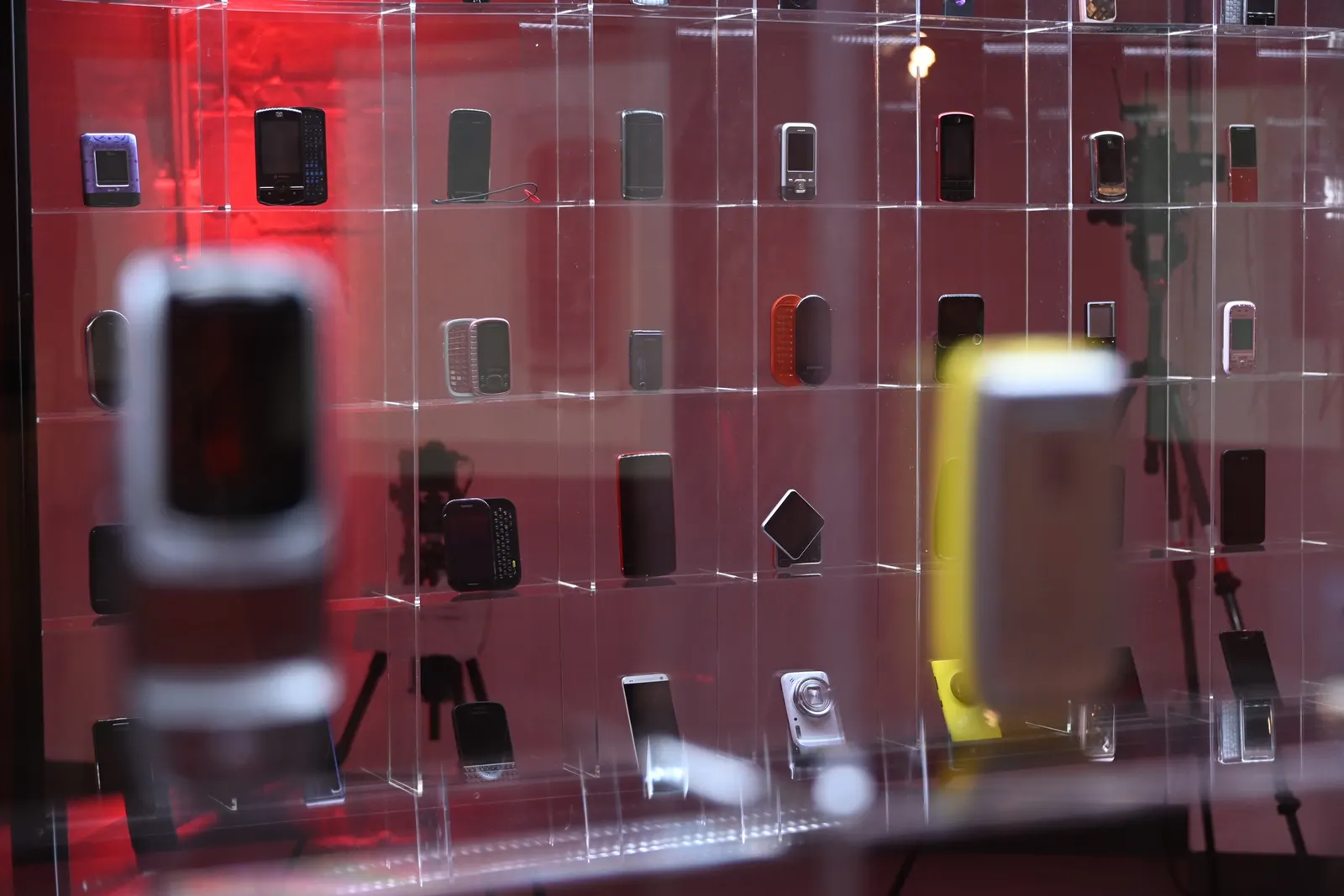 документальне фото експозиції Mobile Phone Museum, 23 листопада 2021 року; автор Matthew Prior; CC BY-SA 4.0. https://commons.wikimedia.org/wiki/File:Mobile_Phone_Museum_Launch_display_1.jpg. Ліцензія: https://creativecommons.org/licenses/by-sa/4.0/. Атрибуція: Matthew Prior, CC BY-SA 4.0. Без змін.