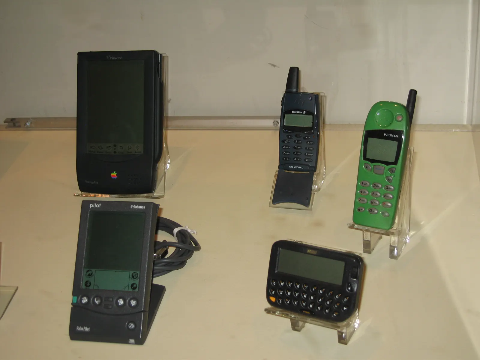 документальне фото колекції старих телефонів і PDA: Apple Newton, Ericsson T28, Nokia 3100 (підпис автора припускає модель), Palm Pilot і BlackBerry; автор Shiny Things; CC BY 2.0. https://commons.wikimedia.org/wiki/File:Collection_of_old_phones_and_PDAs.jpg. Ліцензія: https://creativecommons.org/licenses/by/2.0/. Атрибуція: Shiny Things, CC BY 2.0. Без змін.