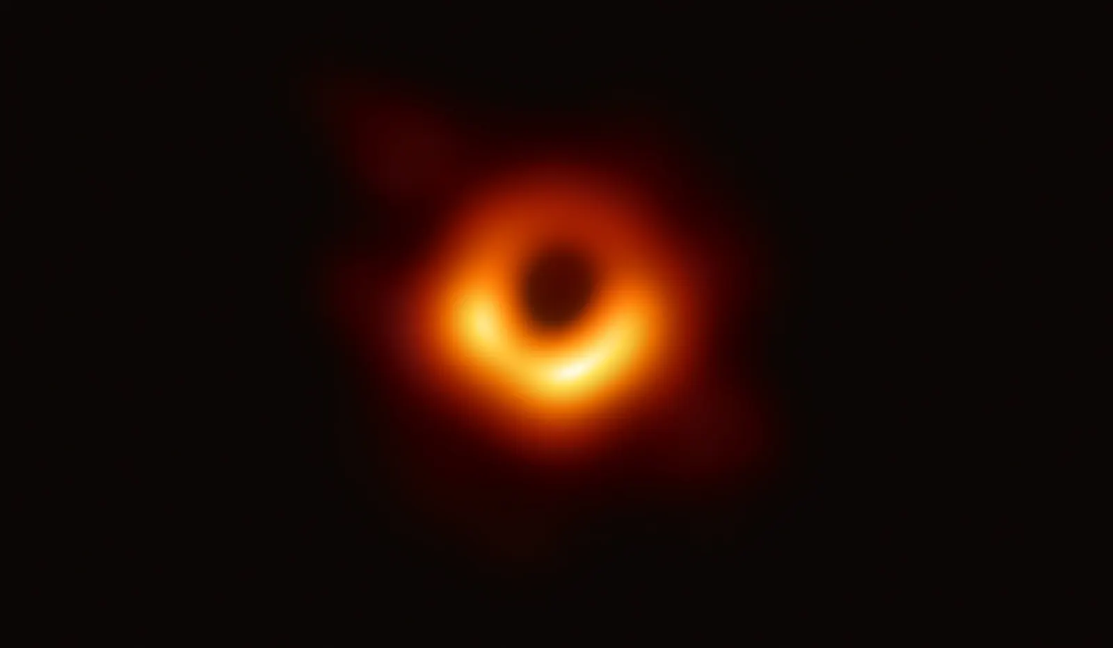 оптимізовано з `media/event-horizon-telescope-m87-black-hole.jpg`: 3708×2160 px (половина початкової ширини й висоти), JPEG quality 82.