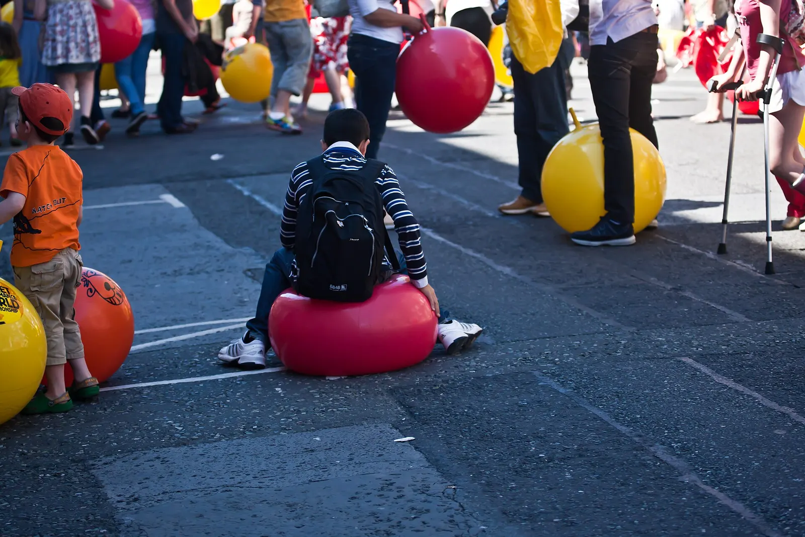 participants in a Guinness Book of World Records attempt to set a space-hopping record in Dublin, 20 June 2010; photographer William Murphy; CC BY-SA 2.0. Original page: https://commons.wikimedia.org/wiki/File:1,500_People_Space_Hop_Into_The_Guinness_Book_Of_World_Records.jpg. Attribution: William Murphy, CC BY-SA 2.0, via Wikimedia Commons; license: https://creativecommons.org/licenses/by-sa/2.0/.