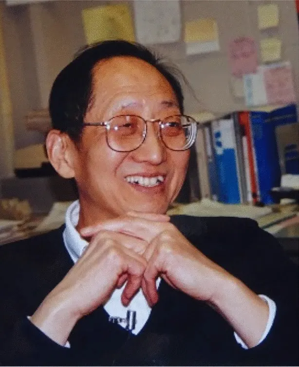 documentary photograph cropped from a scholarly open-access article; the rightmost of three physicists is Daniel C. Tsui, pictured at Princeton in 1999. Creator: István Hargittai. [Wikimedia Commons file page](https://commons.wikimedia.org/wiki/File:Daniel_C._Tsui,_1999,_Princeton_(cropped).jpg); extracted from the cited article, CC BY 4.0; [license](https://creativecommons.org/licenses/by/4.0/). Existing crop retained; no further edits.