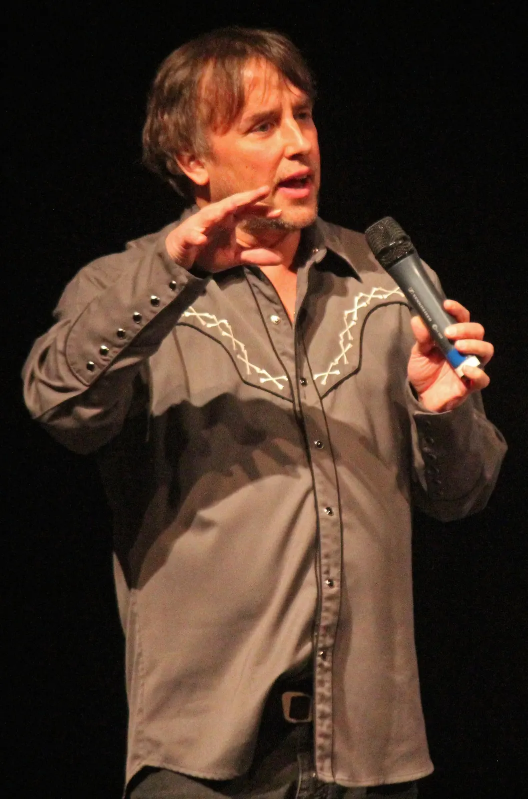 Documentary photograph of director Richard Linklater in 2014; photographer redshoesbythedrugstore; CC BY-SA 2.0. Source page: https://commons.wikimedia.org/wiki/File:Linklater2014.jpg. Attribution: redshoesbythedrugstore, CC BY-SA 2.0, via Wikimedia Commons. No edits.