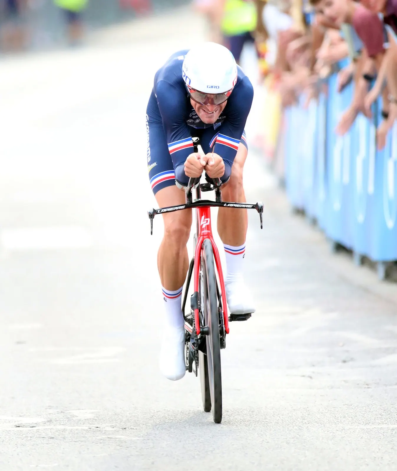 Sandro Halank’s documentary photograph of another cyclist during the men’s time trial at the 2022 European Championships. CC BY-SA 4.0. Original file: https://commons.wikimedia.org/wiki/File:2022-08-17_European_Championships_2022_%E2%80%93_Road_Cycling_Men%27s_Time_Trial_by_Sandro_Halank%E2%80%93073.jpg. Attribution: Sandro Halank, Wikimedia Commons, CC BY-SA 4.0. Resized proportionally to fit 1800 px; JPEG quality 88.