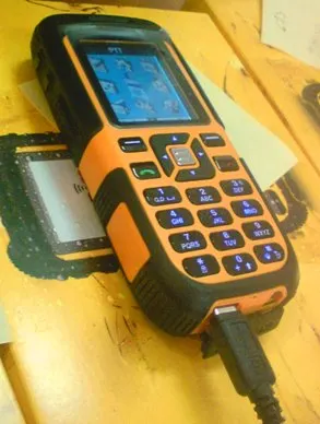 документальне фото телефона Sonim XP1, іншої моделі, не XP3300 Force. Aikon~huwiki, Wikimedia Commons, https://commons.wikimedia.org/wiki/File:Sonim_XP1.jpg. Сторінка Commons позначає файл як суспільне надбання; власна робота автора. Без змін; перевірено 2026-10-19.