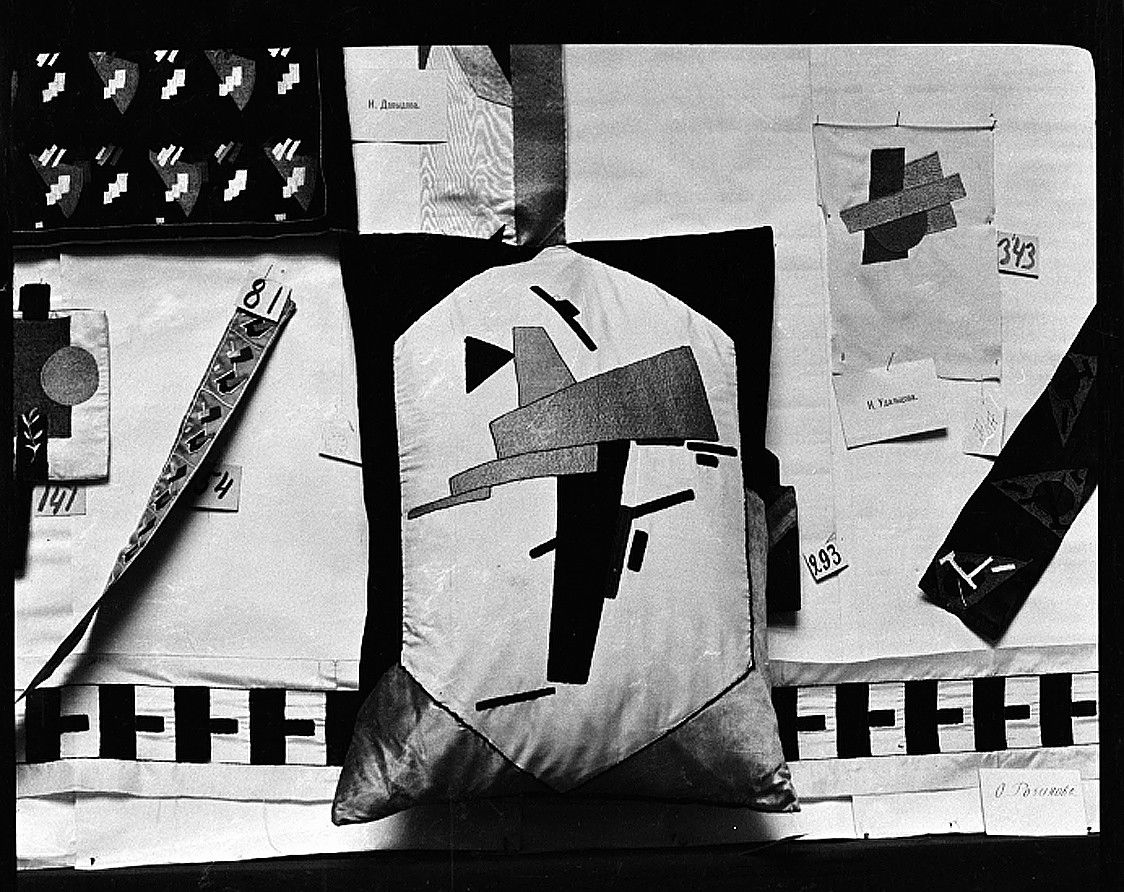 Архівне фото подушки за композицією Малевича на виставці 1917 року / Archival photograph of a cushion after Malevich's composition at the 1917 exhibition.