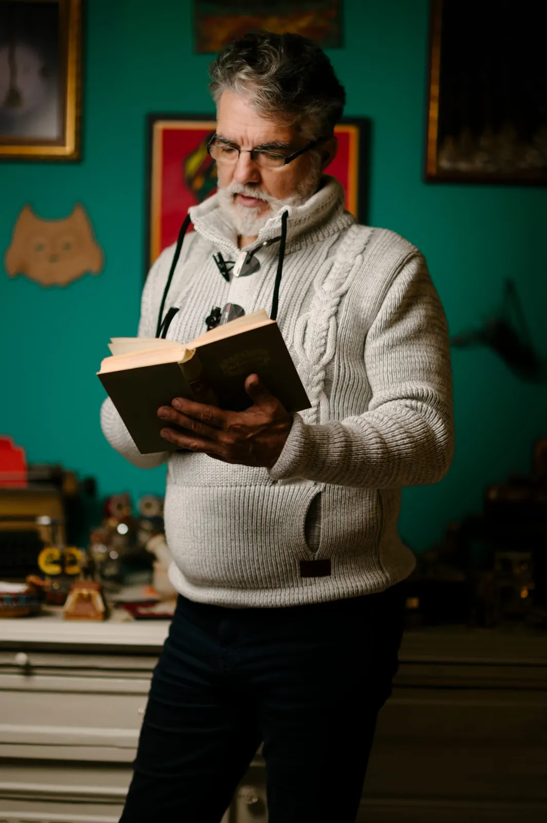 a man reading indoors; contextual image, not an illustration of survey data. Original: https://commons.wikimedia.org/wiki/File:Man_reading_a_book_indoors.jpg. Creator Shixart1985; CC BY 2.0. Required attribution: “Shixart1985, CC BY 2.0, via Wikimedia Commons.” Reused unchanged.
