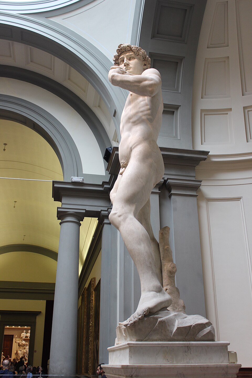 full-height view of Michelangelo’s *David* in the Galleria dell’Accademia, Florence; photograph by Clara Polo Sabat, 2017; CC BY-SA 4.0. Credit: Clara Polo Sabat, Wikimedia Commons; link to https://creativecommons.org/licenses/by-sa/4.0; no edits. Original file page: https://commons.wikimedia.org/wiki/File:Michelangelo%27s_David_%28Galleria_dell%27Accademia%2C_Firenze%2C_Italy%29.jpg. Downloaded the 960 × 1,440 px Commons version on 2026-10-28.