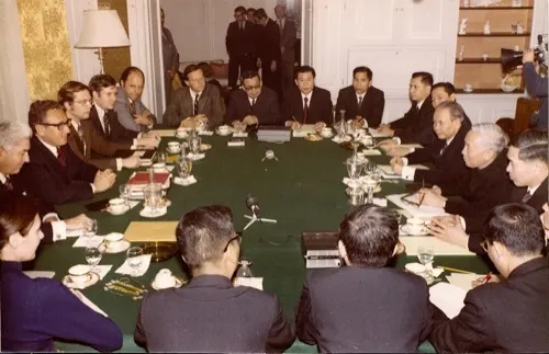archival photograph identified by the file page as Henry Kissinger and Le Duc Tho in the context of the Paris Peace Accords, 23 January 1973. Original asset page: [Wikimedia Commons](https://commons.wikimedia.org/wiki/File:Le_duc_Tho_and_Henry_Kissinger_White_House_photo.jpg); source: [U.S. Department of State, Office of the Historian](https://history.state.gov/conferences/2010-southeast-asia/photos). Photographer unknown. The file page identifies the work as a U.S. federal-government work and marks it public domain in the United States; it also carries a Public Domain Mark. Attribution: “Photographer unknown; Office of the Historian, U.S. Department of State, public domain in the United States, via Wikimedia Commons.” No crop/content edits. Downloaded and visually checked 18 October 2026; 500×323 px.