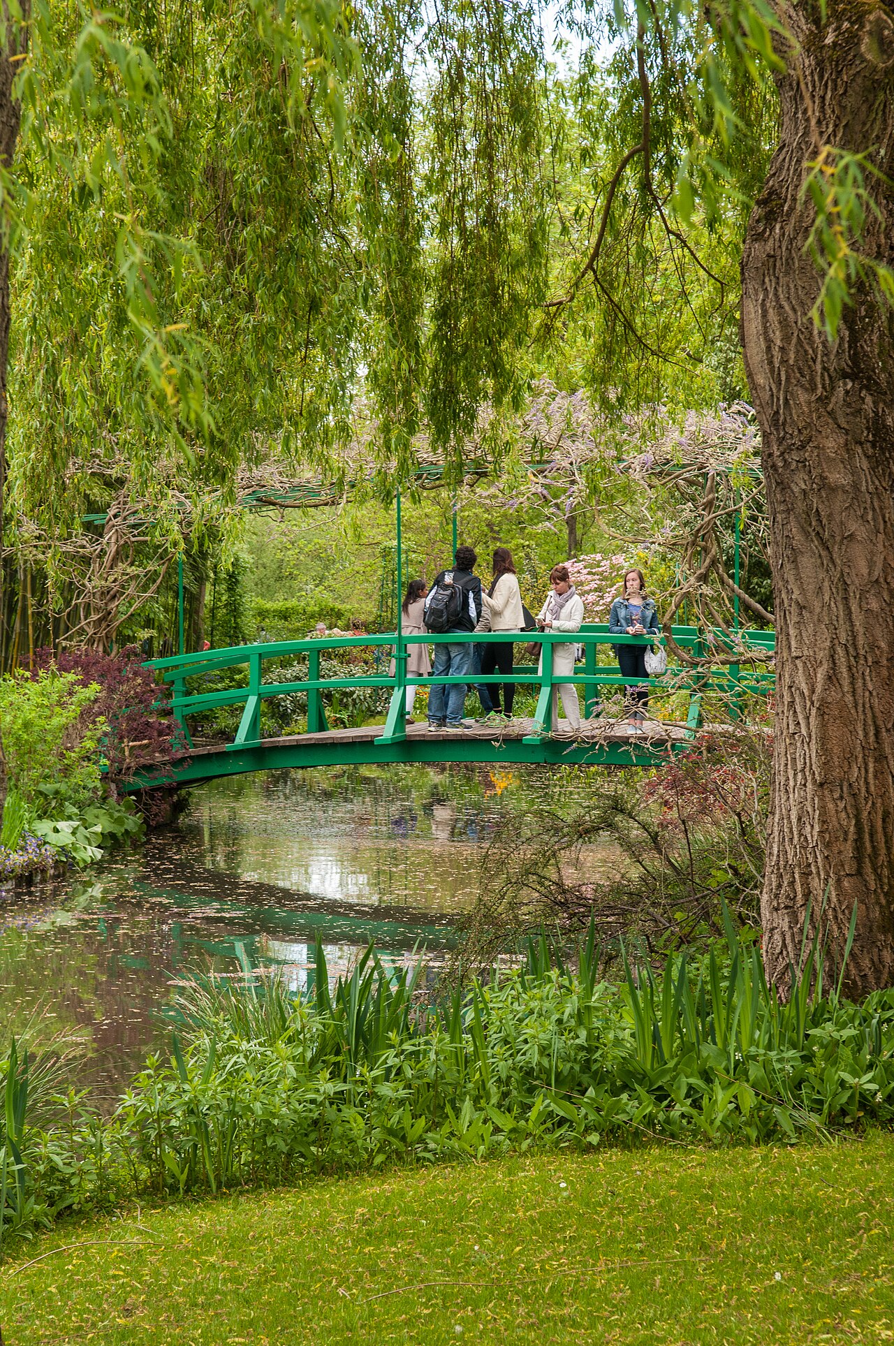 contemporary photograph of the garden at Giverny, by Michal Osmenda, CC BY 2.0. Original: https://commons.wikimedia.org/wiki/File:Claude_Monet_house_and_garden_in_Giverny_(8741499033).jpg. Attribution Michal Osmenda; reused from fact 2409.