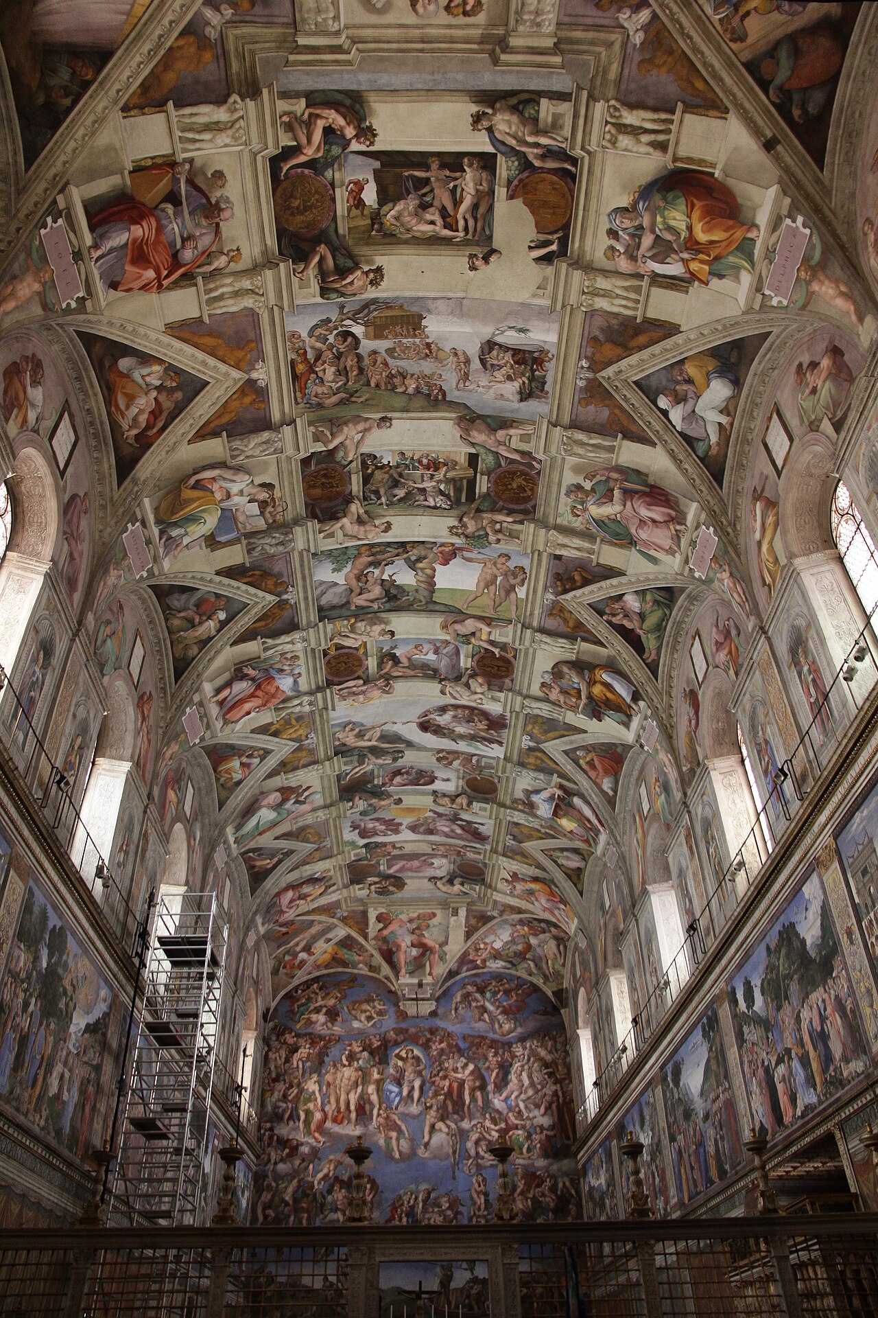 Загальний вид стелі й вівтарної стіни капели / Overall view of the ceiling and altar wall; distinguishes two painting campaigns.