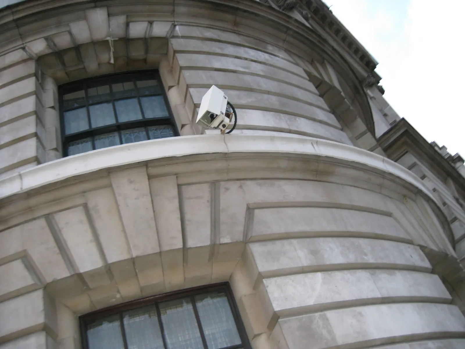 оптимізовано з `media/cctv-london-camera.jpg`: 1632×1224 px (половина початкової ширини й висоти), JPEG quality 82.
