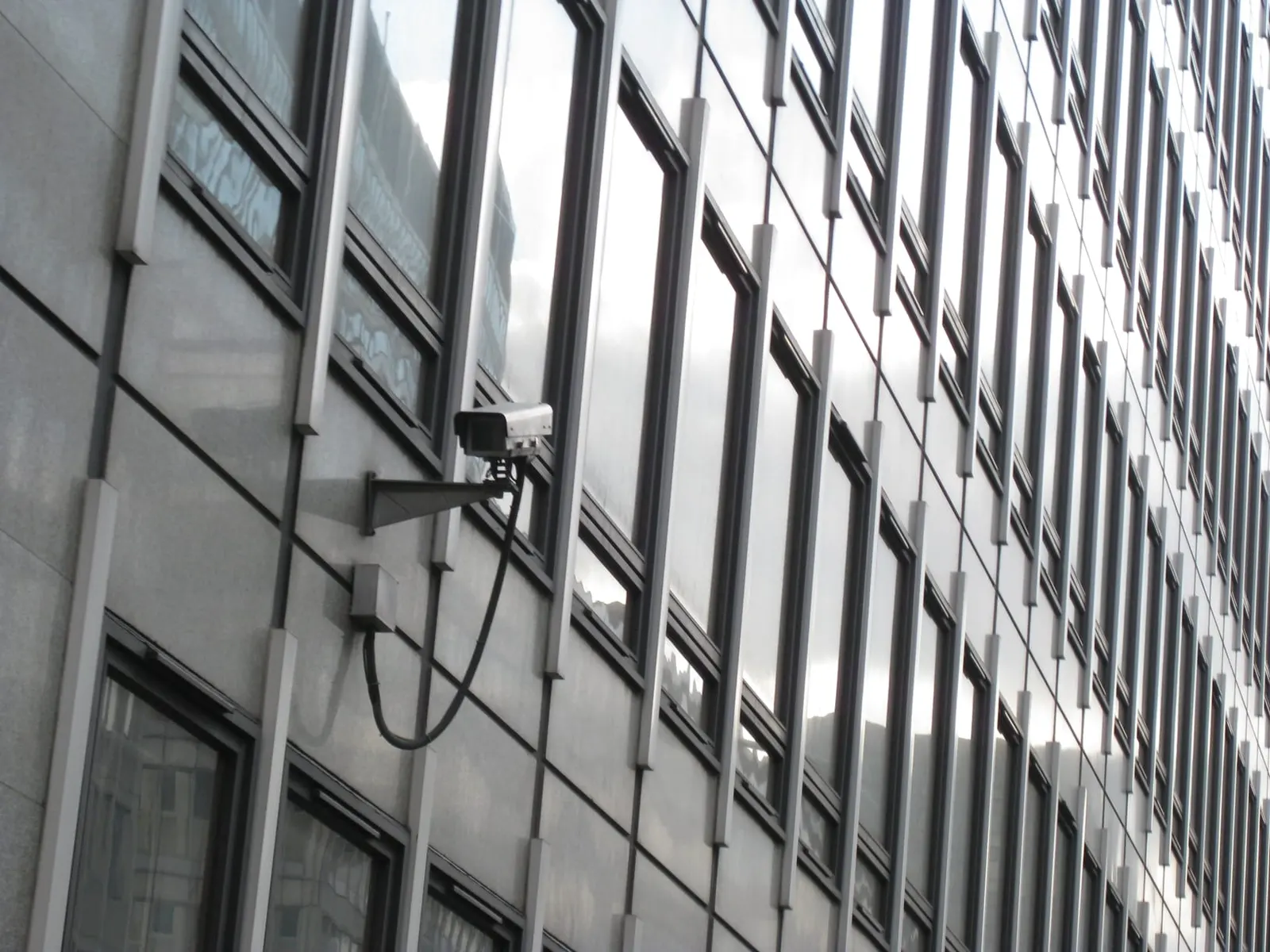 оптимізовано з `media/cctv-london-street.jpg`: 1632×1224 px (половина початкової ширини й висоти), JPEG quality 82.