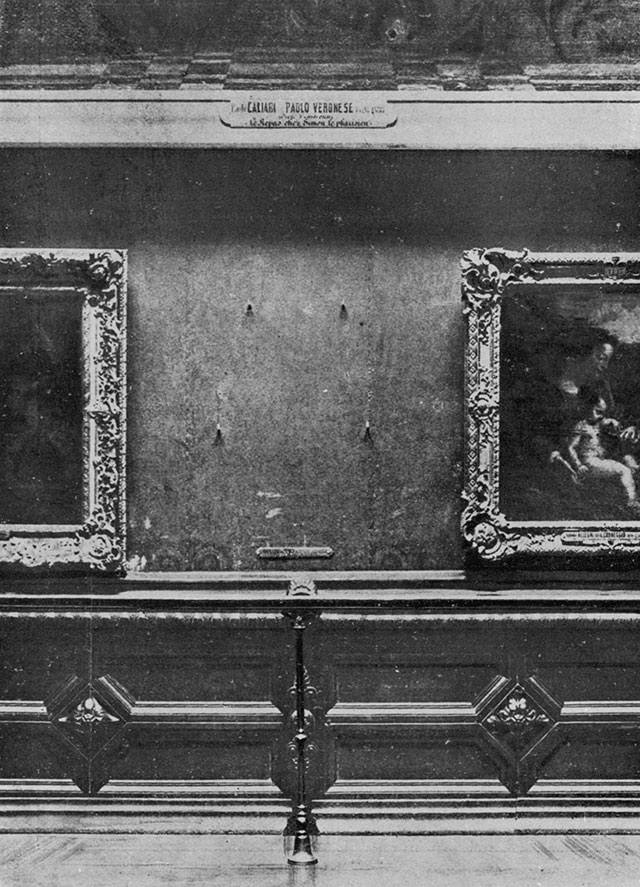 1911 photograph of the empty place where the Mona Lisa hung in the Louvre’s Salon Carré, reproduced from a 1914 Century Magazine article. Photographer unknown. Public domain in the United States and jurisdictions with anonymous-work terms of 95 years or fewer since publication. Original page: https://commons.wikimedia.org/wiki/File:Mona_Lisa_stolen-1911.jpg. Reused from fact 2423.