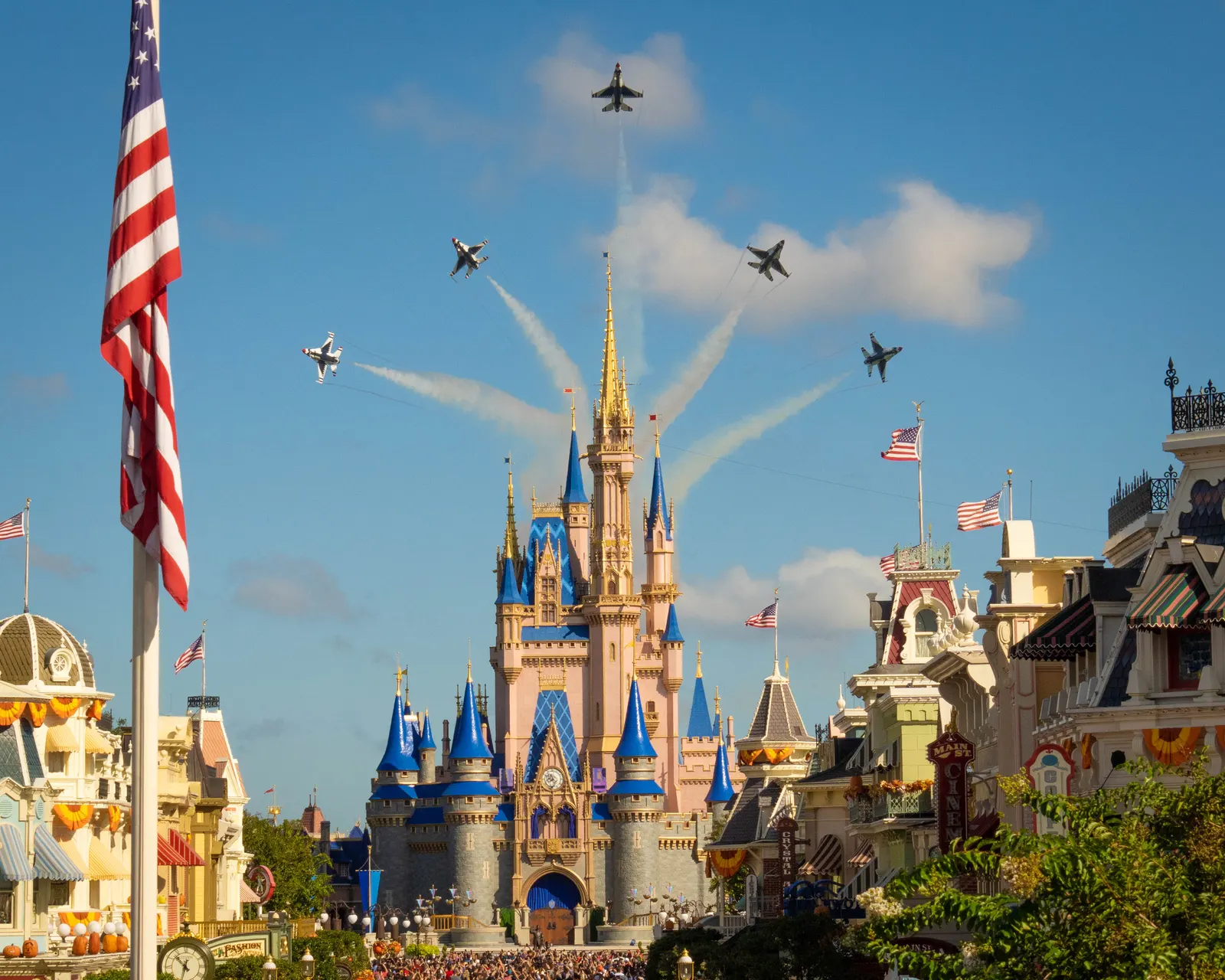 Документальне контекстне фото Magic Kingdom під час прольоту Thunderbirds, 30.10.2023; не показує водорегулювальну систему. / Documentary contextual photo of Magic Kingdom during a Thunderbirds flyover, 30 Oct 2023; it does not show the water-control system. U.S. Air Force photo by Tech. Sgt. Andrew Burdette; public domain, U.S. federal work; unaltered. https://commons.wikimedia.org/wiki/File:U.S._Air_Force_Thunderbirds_perform_a_flyover_of_Cinderella%27s_Castle_at_Magic_Kingdom_Park,_Walt_Disney_World_Resort,_Florida.jpg