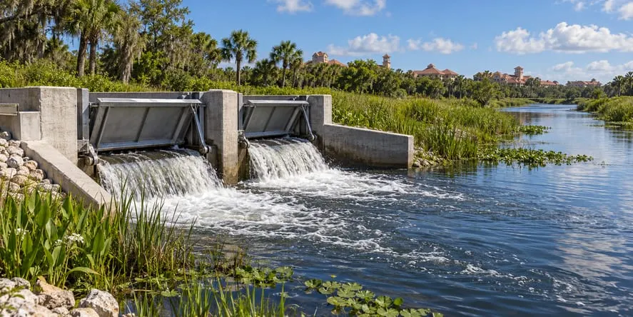 оптимізовано з `media/passive-water-control-concept.png`: 887×444 px (половина початкової ширини й висоти), JPEG quality 82.