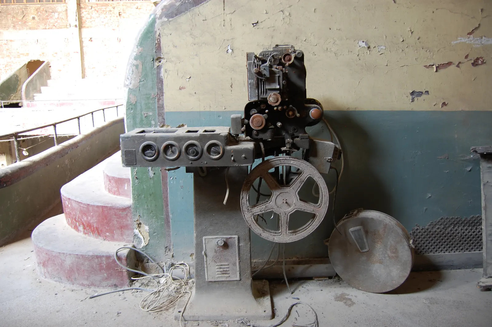 a film projector in an abandoned theater; creator P.J.L Laurens; CC BY-SA 3.0; credit “P.J.L Laurens / Wikimedia Commons”; license https://creativecommons.org/licenses/by-sa/3.0/; unchanged. Original: https://commons.wikimedia.org/wiki/File:Movie_projector.JPG