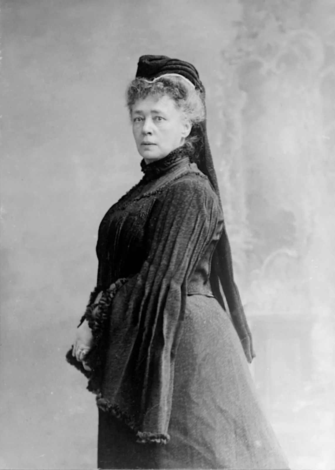 Portrait of peace activist and Nobel Peace laureate Bertha von Suttner, photographed in 1906 by Carl Pietzner. Source: Austrian National Library, Bildarchiv Austria. Wikimedia Commons: https://commons.wikimedia.org/wiki/File:Bertha-von-Suttner-1906.jpg; public domain in the source country and U.S. as documented on file page. No edits.