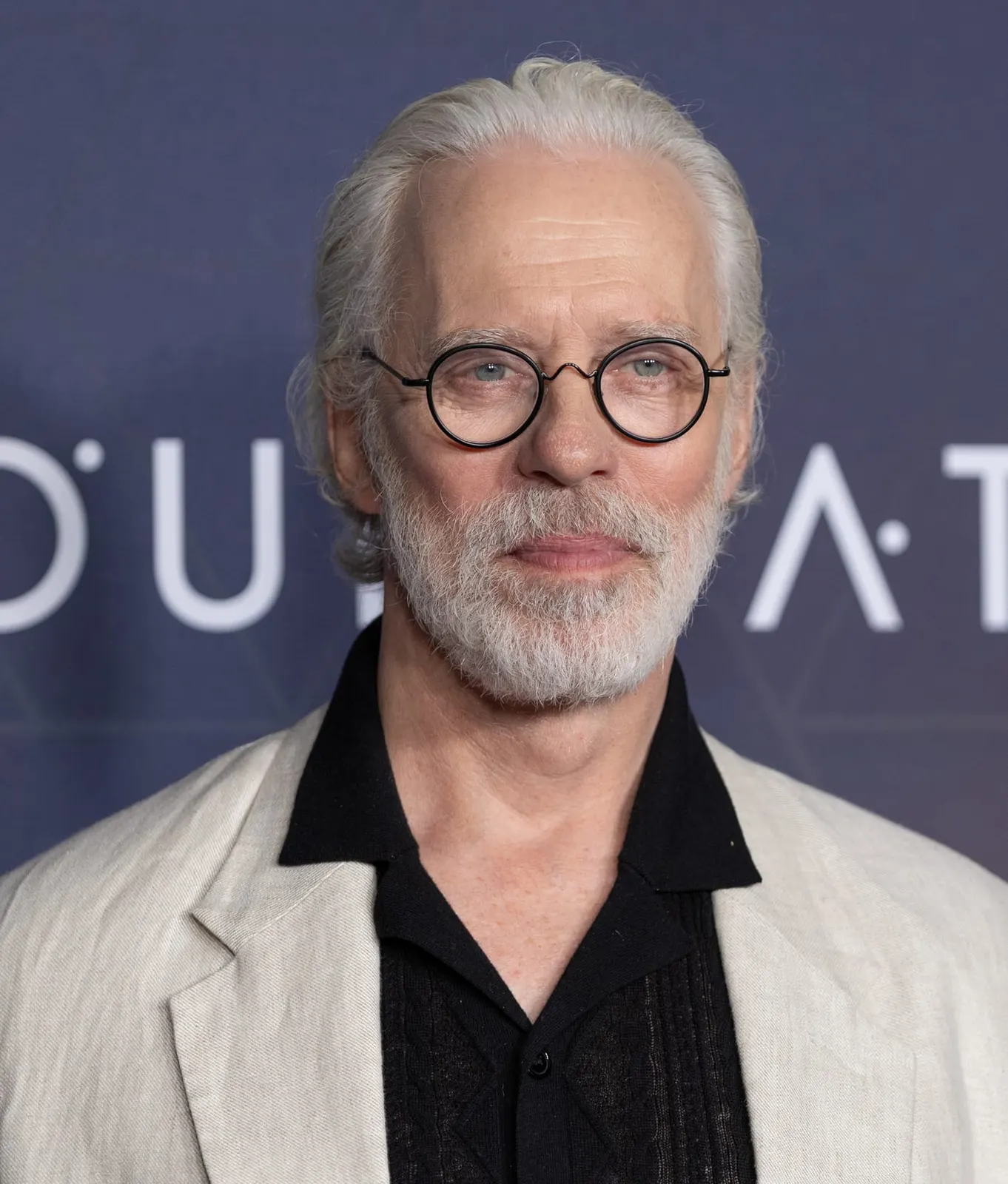 оптимізовано з `media/terrence-mann-foundation-press-2025.jpg`: 1426×1675 px (половина початкової ширини й висоти), JPEG quality 82.