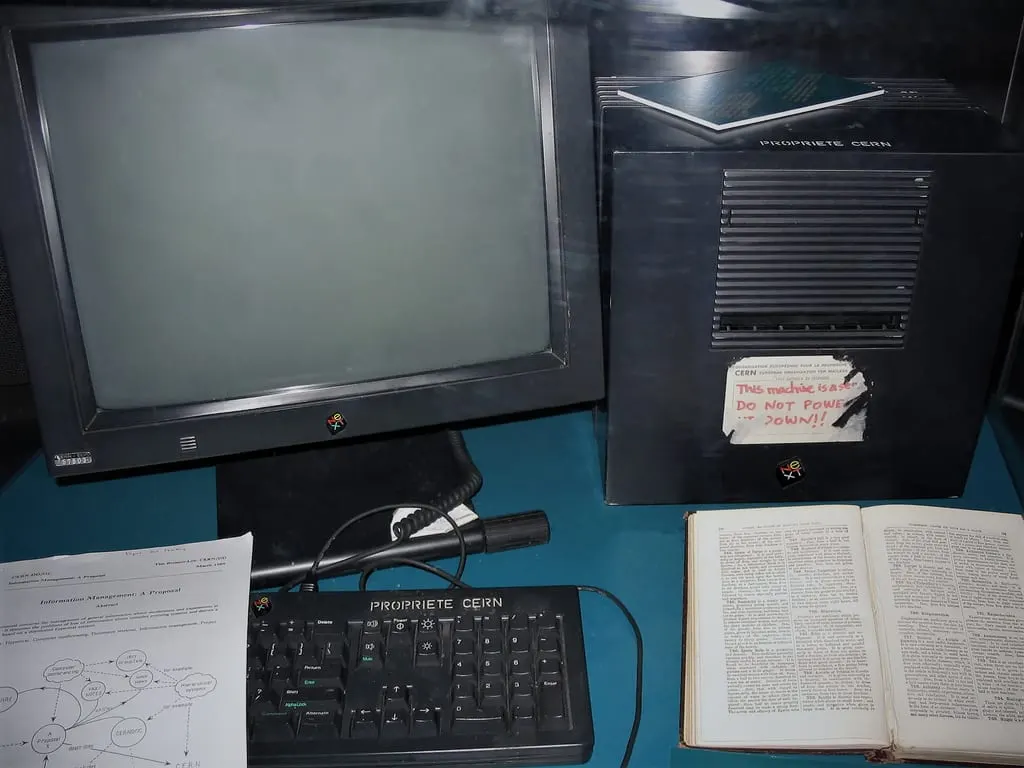 оптимізовано з `media/first-web-server.jpg`: 1024×768 px (половина початкової ширини й висоти), JPEG quality 82.