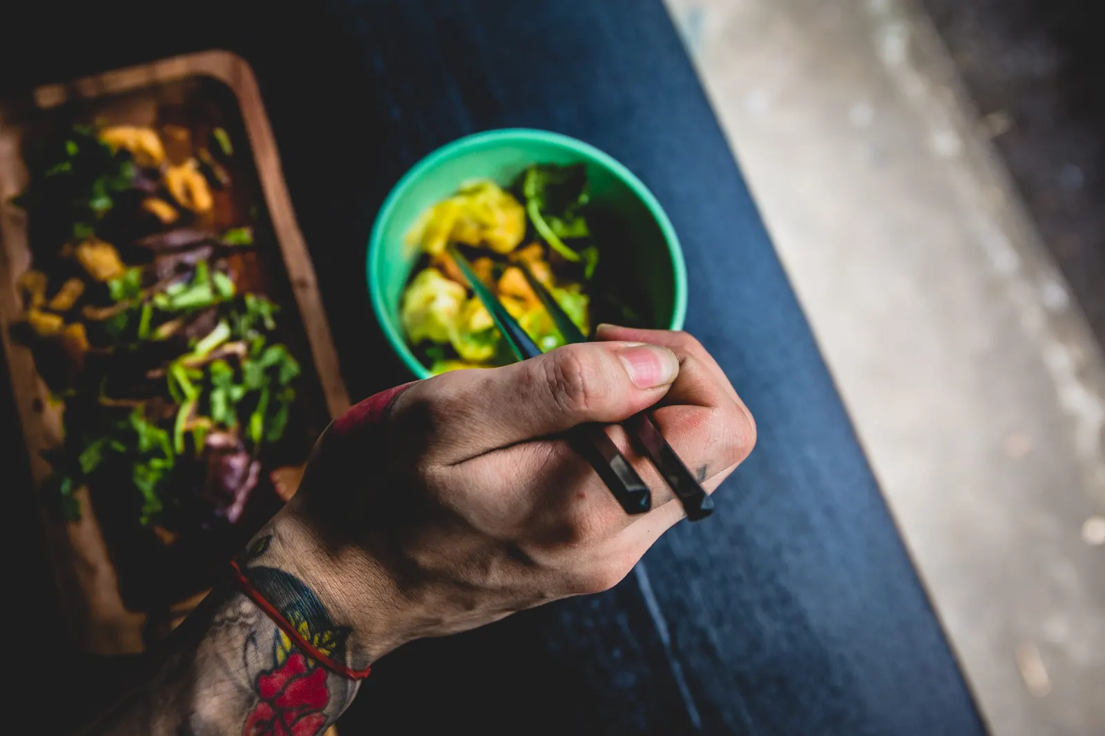 оптимізовано з `media/eating-with-chopsticks.jpg`: 2880×1920 px (половина початкової ширини й висоти), JPEG quality 82.