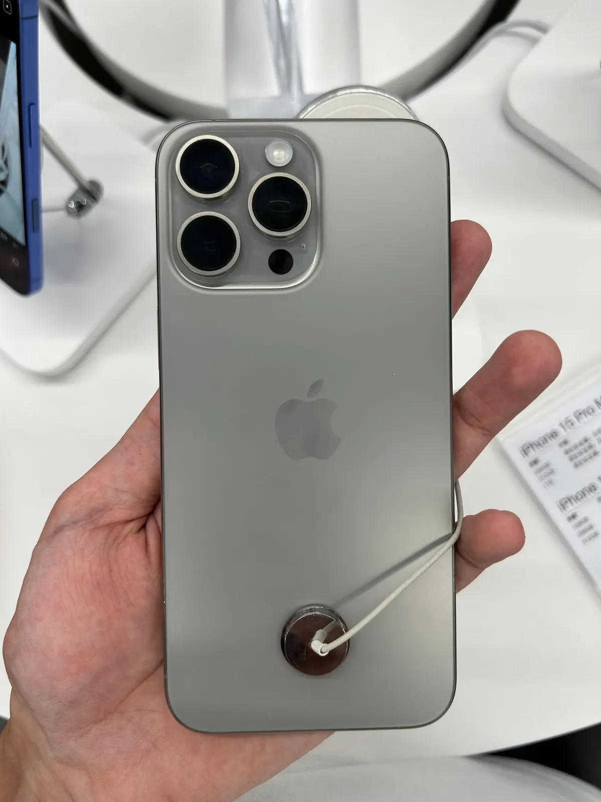 оптимізовано з `media/iphone-15-pro-max-back.jpg`: 1512×2016 px (половина початкової ширини й висоти), JPEG quality 82.