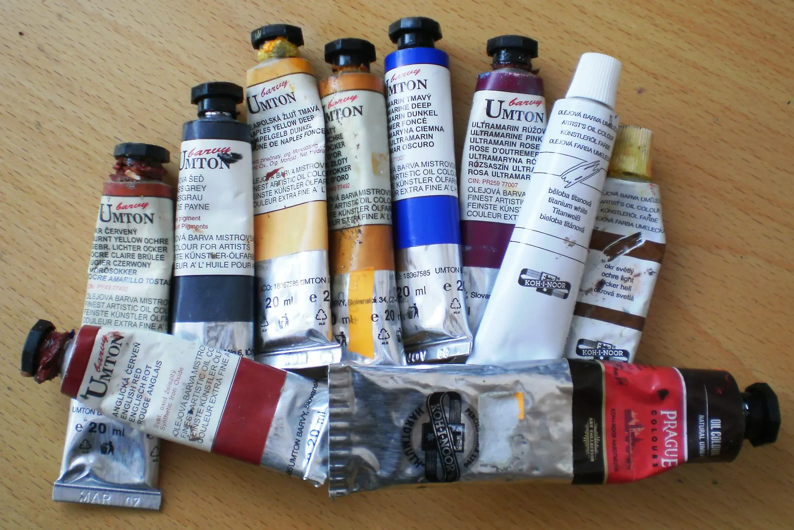 photograph of artist oil-paint tubes by Viktor Fiala, 2010; public domain worldwide. Source: https://commons.wikimedia.org/wiki/File:Olejove_barvy.jpg. Reused from fact 1289; these are not Van Gogh’s own paint tubes.