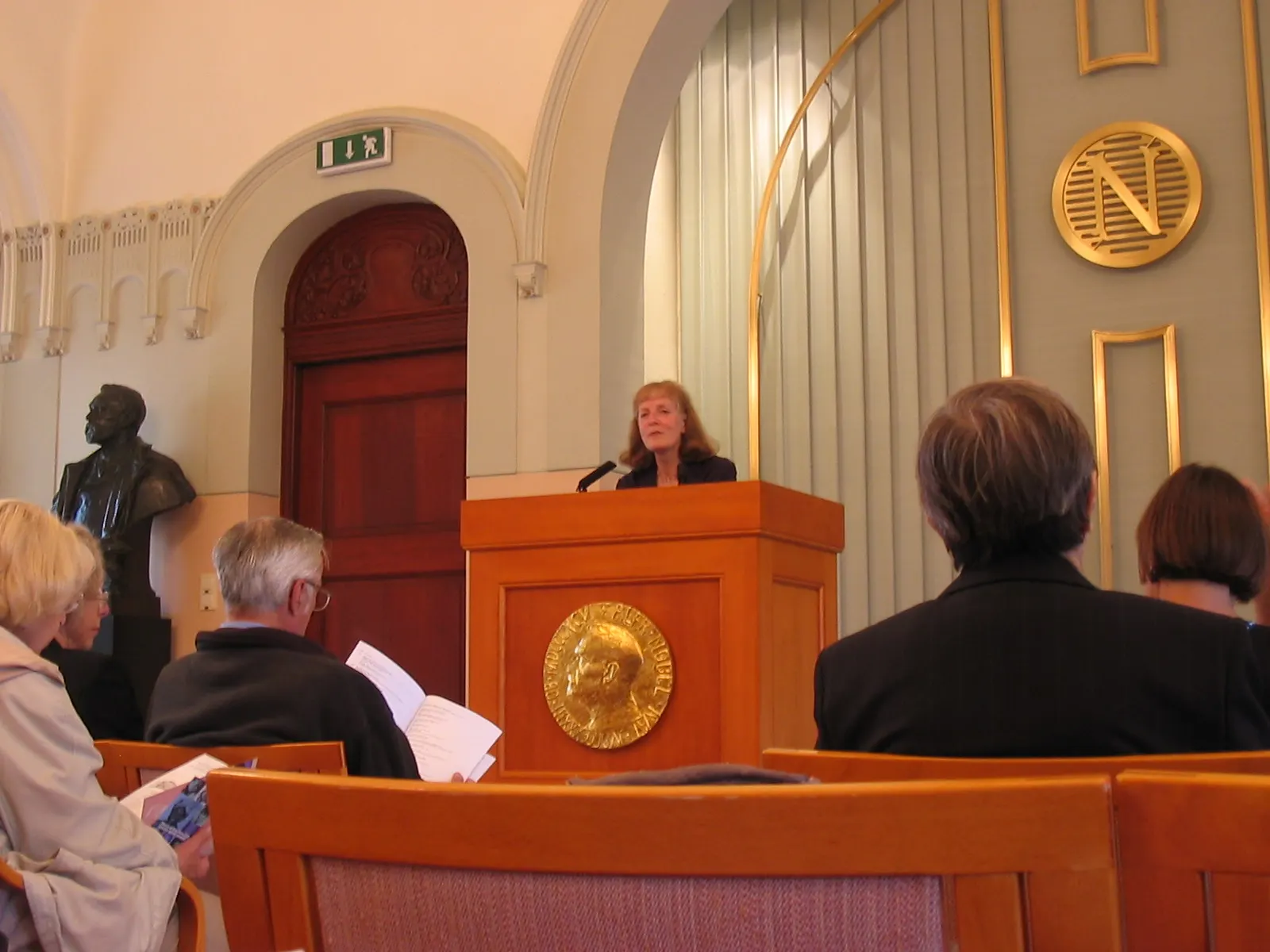 Documentary photograph of Nobel Hall in the Norwegian Nobel Institute, Oslo, where the Peace Prize is announced. Photo by Hadi, taken 18 August 2005. Wikimedia Commons: https://commons.wikimedia.org/wiki/File:OsloNobelinstituteHall.JPG; CC BY-SA 3.0 (also offered under GFDL/older CC BY-SA versions); attribution and ShareAlike apply. No edits.