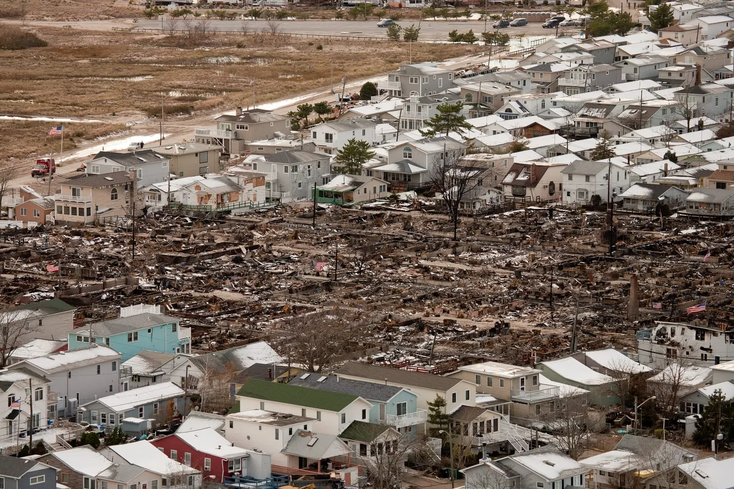 оптимізовано з `media/breezy-point-sandy-fire.jpg`: 1500×1000 px (половина початкової ширини й висоти), JPEG quality 82.