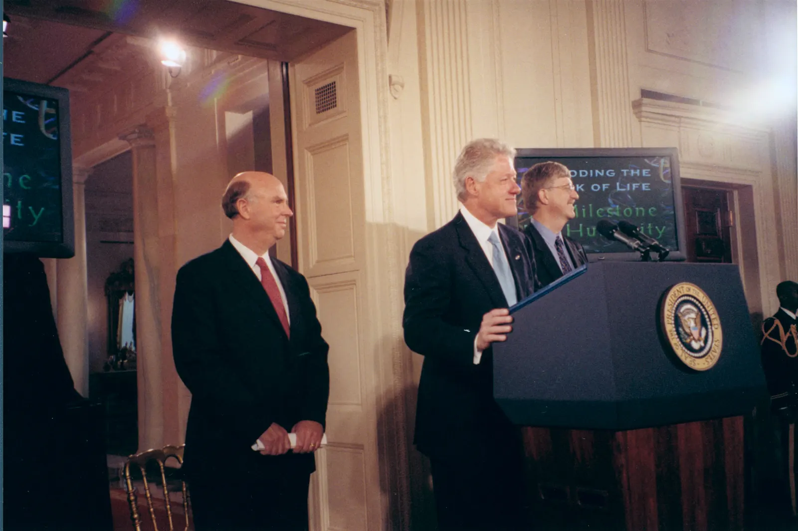 President Bill Clinton, Francis Collins (NHGRI) and Craig Venter at the 26 June 2000 announcement of the working draft. NHGRI photo, public-domain status indicated on Wikimedia Commons; creator and date credited. No edits. https://commons.wikimedia.org/wiki/File:IHGSC_Human_Genome_Project_Draft_Completion_Announcement_-_June_2000.jpg
