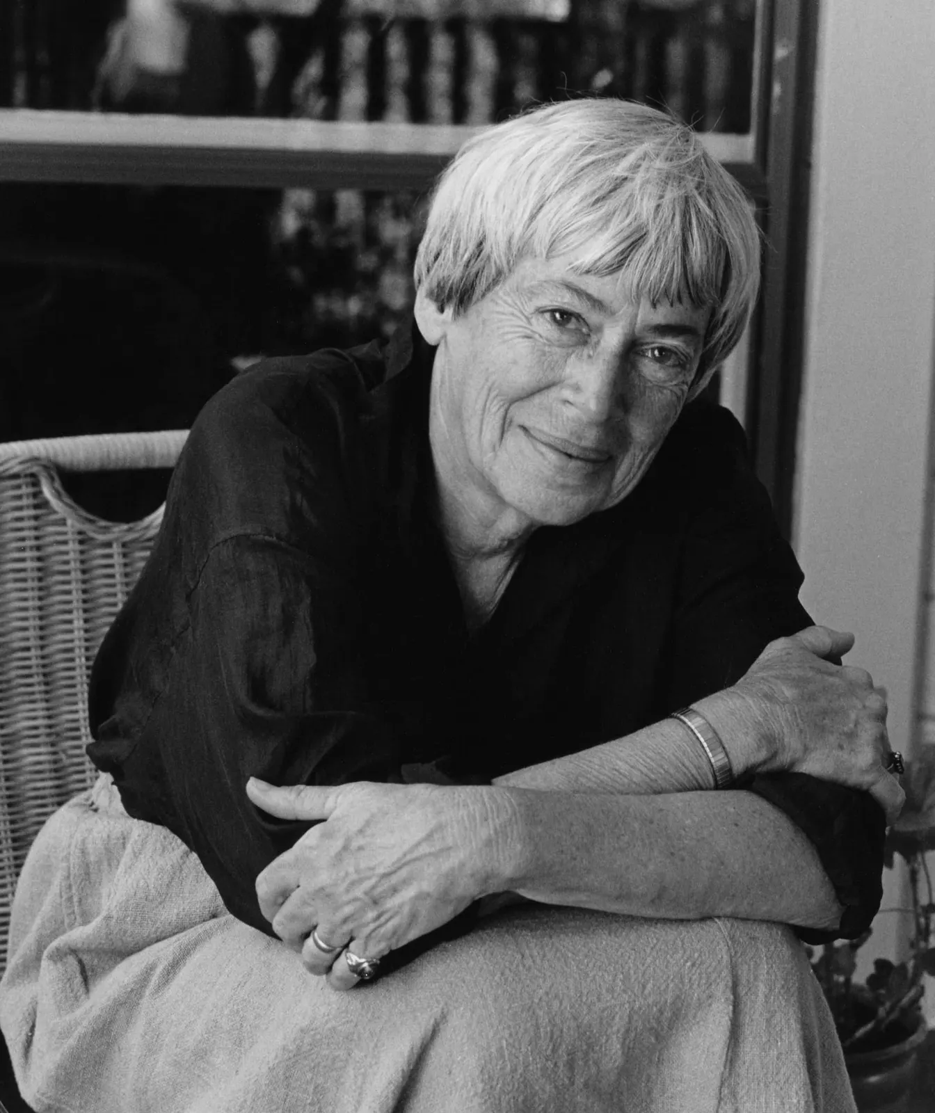 оптимізовано з `media/ursula-le-guin-portrait-1995.jpg`: 1593×1896 px (половина початкової ширини й висоти), JPEG quality 82.