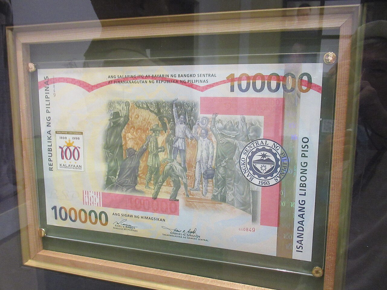 photograph of a displayed 1998 100,000-piso Centennial banknote.
