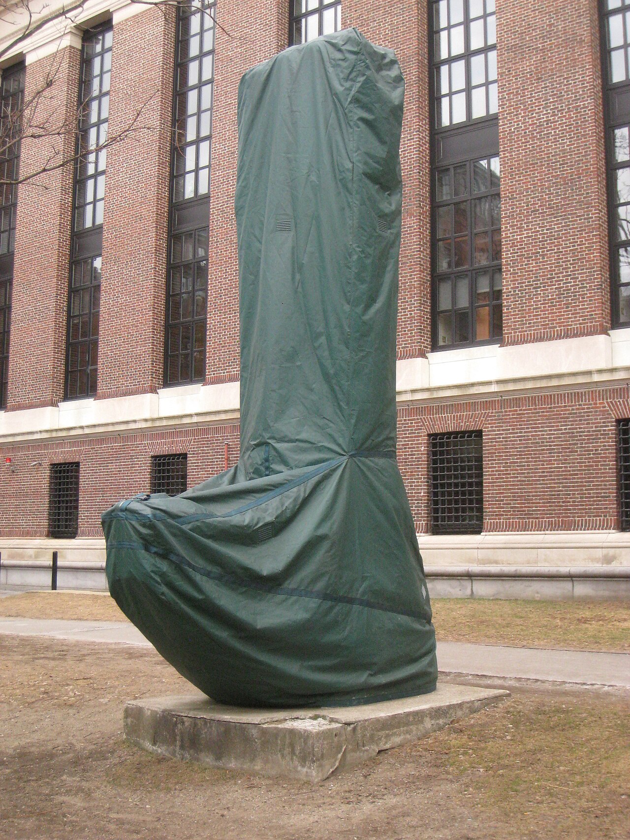 Гарвардська стела в зимовому чохлі / Harvard Bixi stele wrapped for winter.