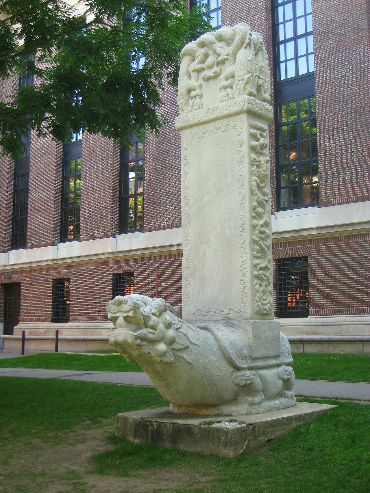 Гарвардська мармурова стела без чохла / Harvard marble Bixi stele without its cover, showing carved details.