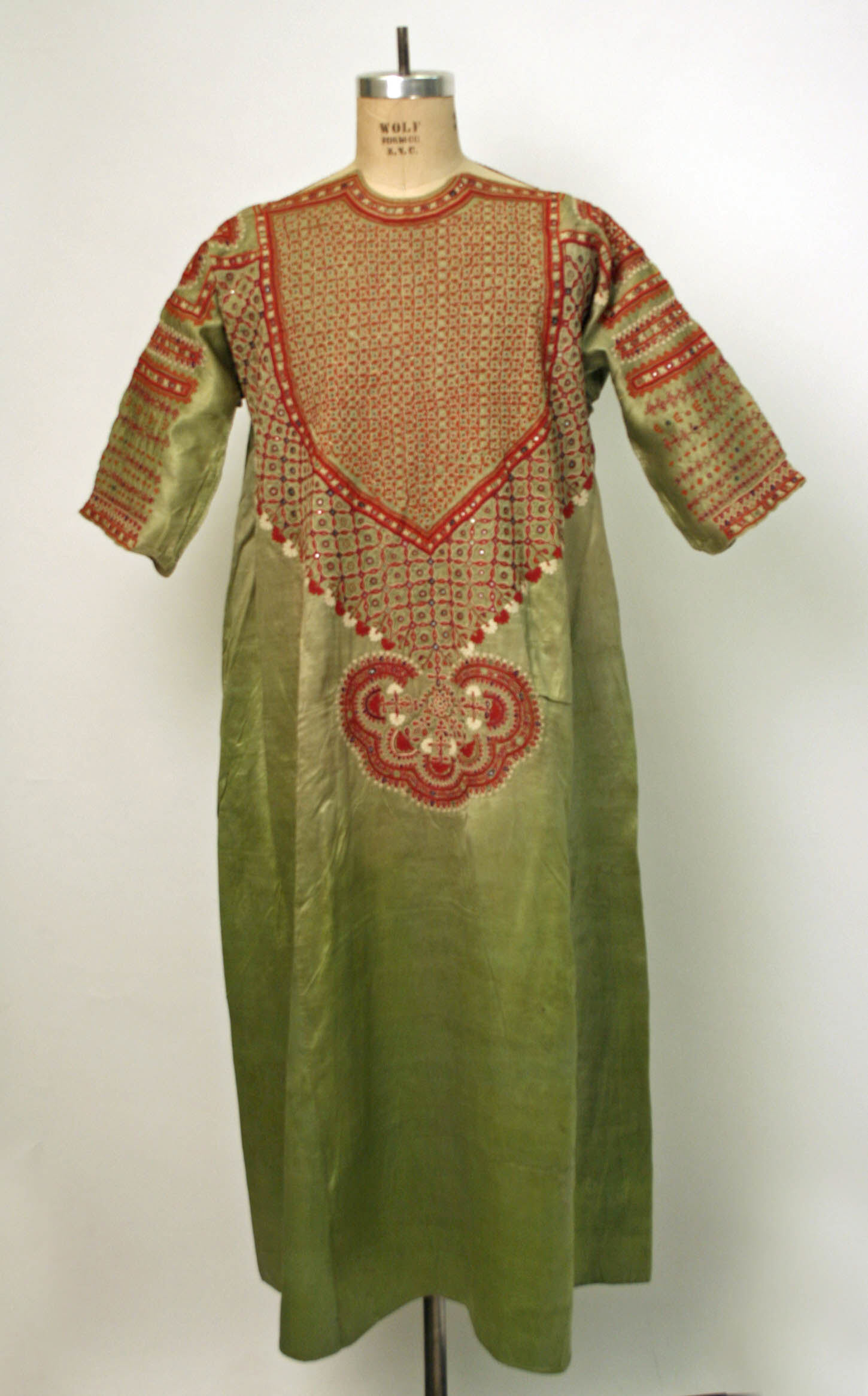 19th-century Indian silk kurta, The Metropolitan Museum of Art Open Access, public domain. The museum record does not identify wearer gender. https://www.metmuseum.org/art/collection/search/86189