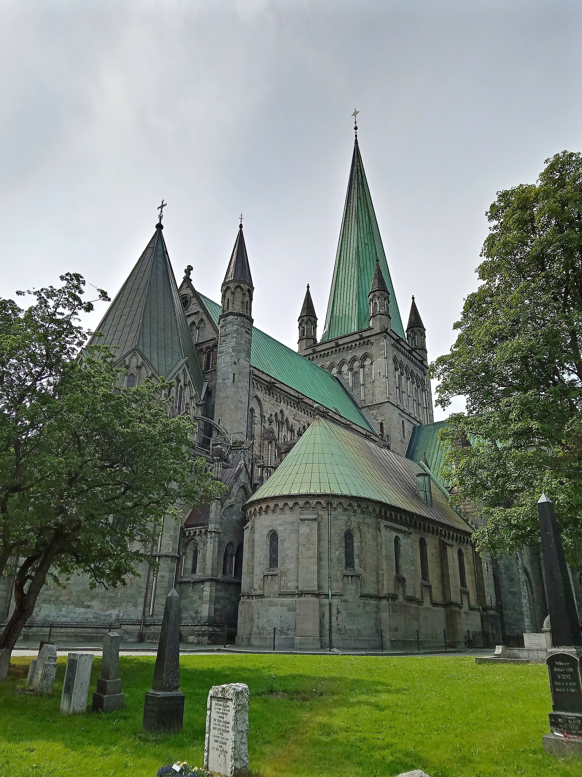 Зовнішній вигляд собору Нідарос у Тронгеймі / Exterior of Nidaros Cathedral in Trondheim.