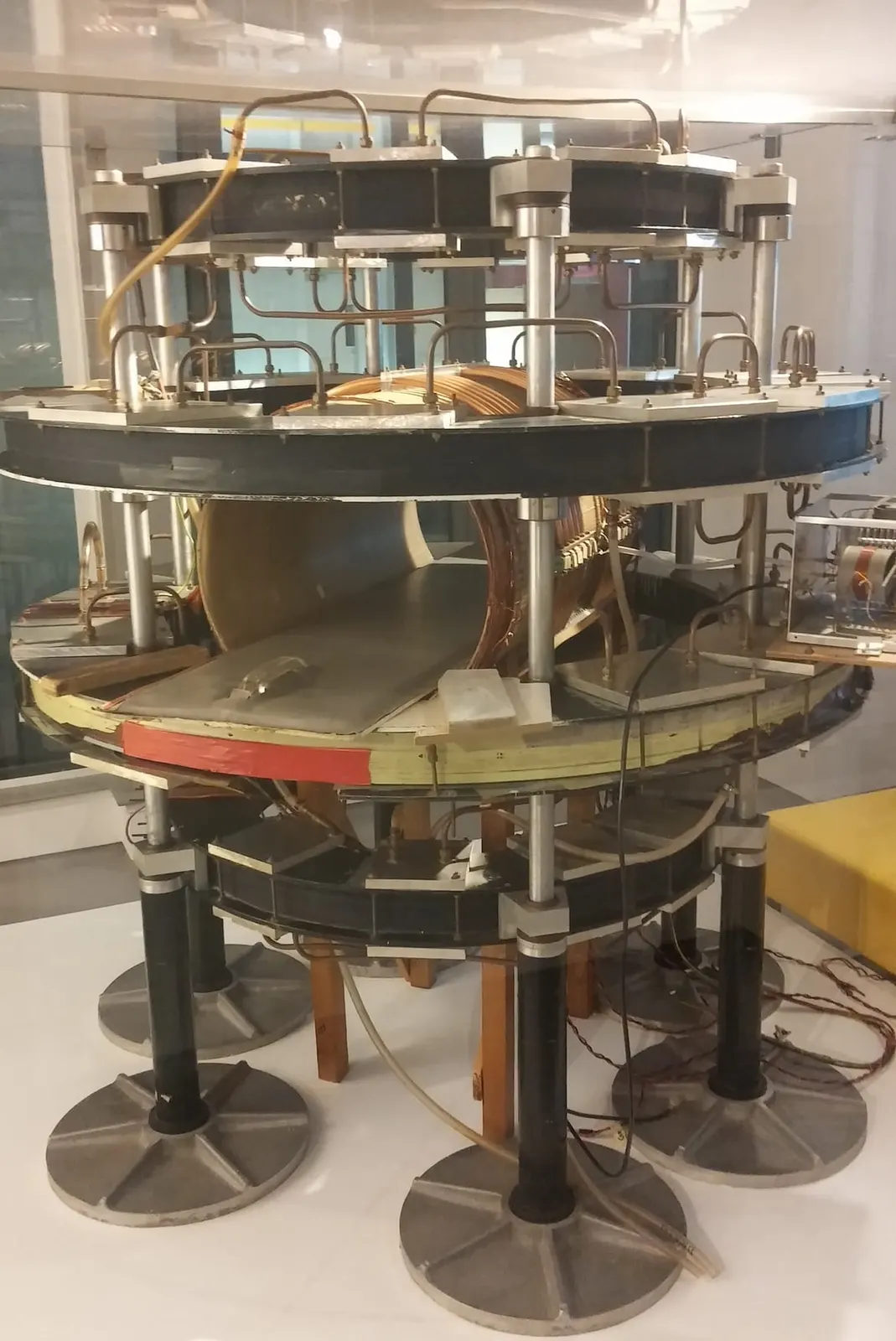 оптимізовано з `media/mark-one-mri-scanner.jpg`: 1170×1751 px (половина початкової ширини й висоти), JPEG quality 82.