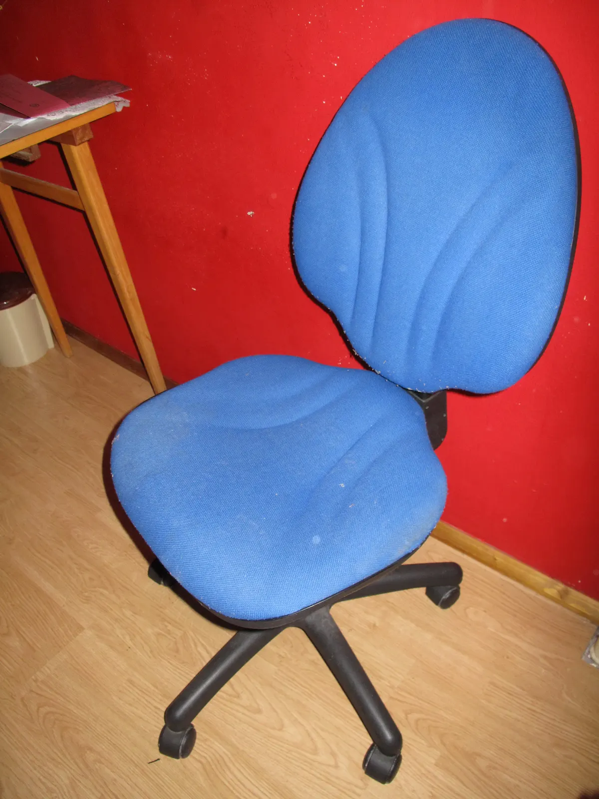 ergonomic desk chair on casters; contextual image, not the record-attempt chair. Photographer Dezidor, Wikimedia Commons, https://commons.wikimedia.org/wiki/File:%C5%BDidle_na_kole%C4%8Dkách.jpg, CC BY 3.0 (https://creativecommons.org/licenses/by/3.0/). Attribution: Dezidor, “Židle na kolečkách,” CC BY 3.0, via Wikimedia Commons. No edits; checked 2026-10-18.