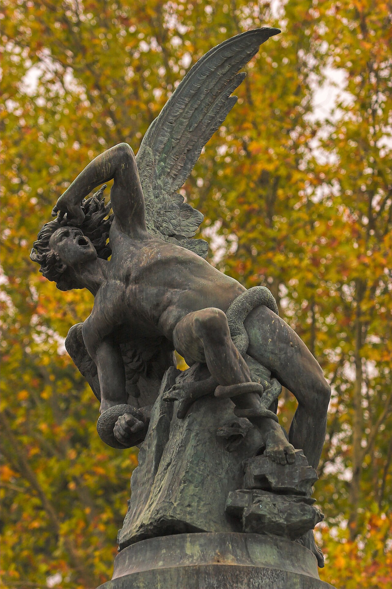 «Падший ангел» у мадридському парку Ретіро / The Fallen Angel in Retiro Park, Madrid.