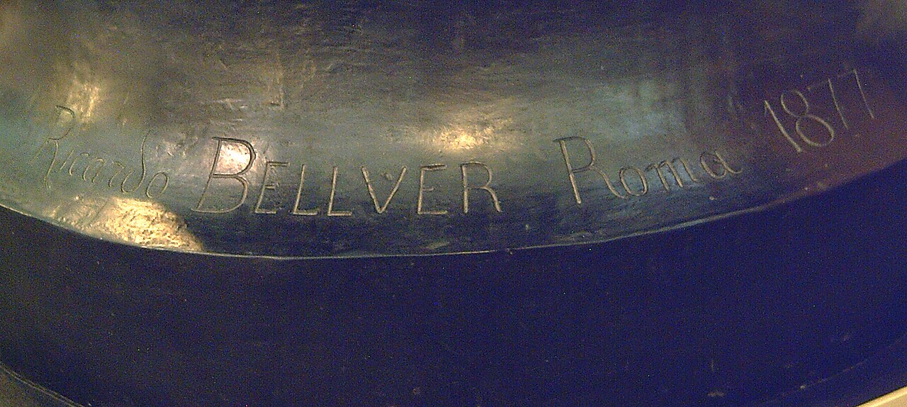 Підпис Рікардо Бельвера та дата 1877 на музейній версії твору / Bellver signature and 1877 date on the museum version, not the Retiro pedestal.
