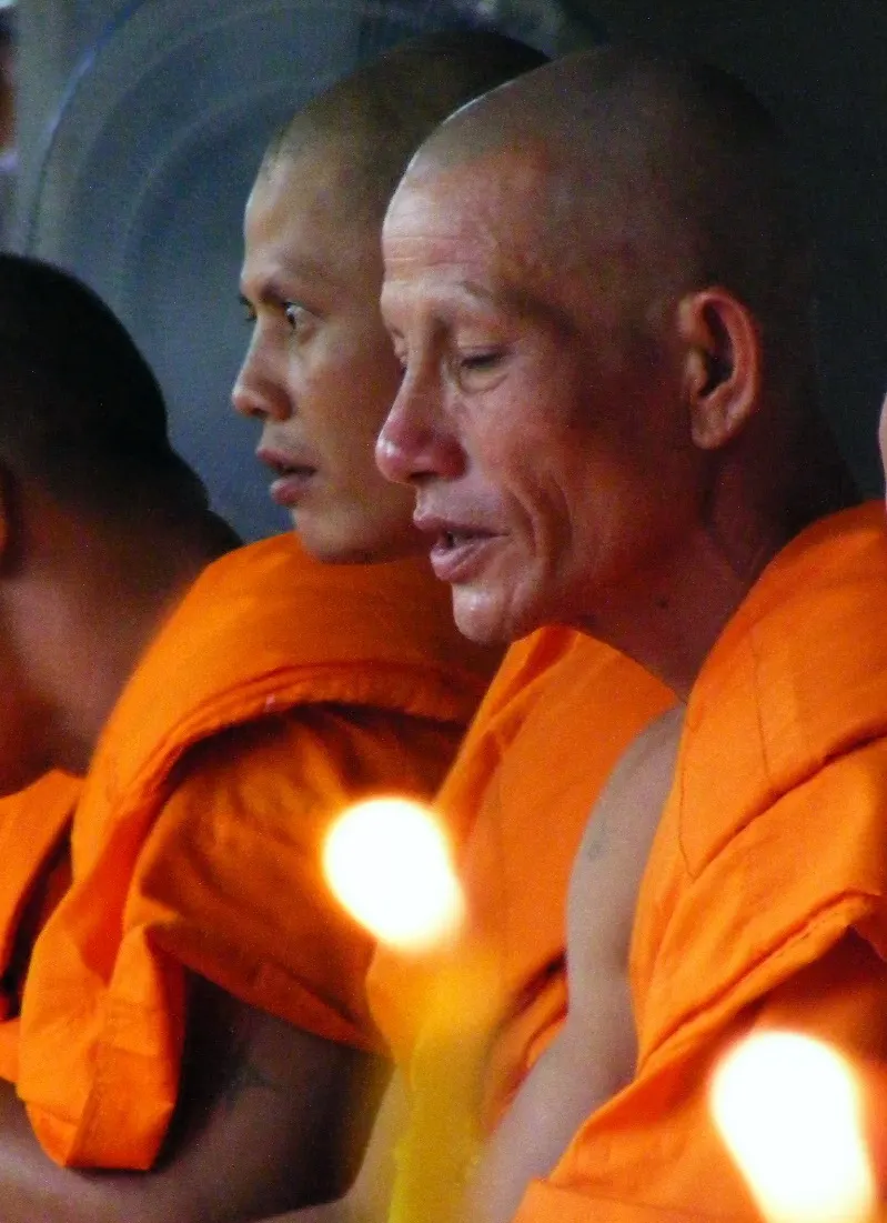 Монах у Wat Khung Taphao, Таїланд; один приклад практики, не всі форми буддизму / Monk at Wat Khung Taphao, Thailand; one practice example rather than all Buddhism. Credit: user:Tevaprapas ผู้สร้างสรรค์ผลงาน/ส่งข้อมูลเก็บในคลังข้อมูลเสรีวิกิมีเดียคอมมอนส์ - เทวประภาส มากคล้าย; CC BY 3.0. https://creativecommons.org/licenses/by/3.0 Source: https://commons.wikimedia.org/?curid=6966900