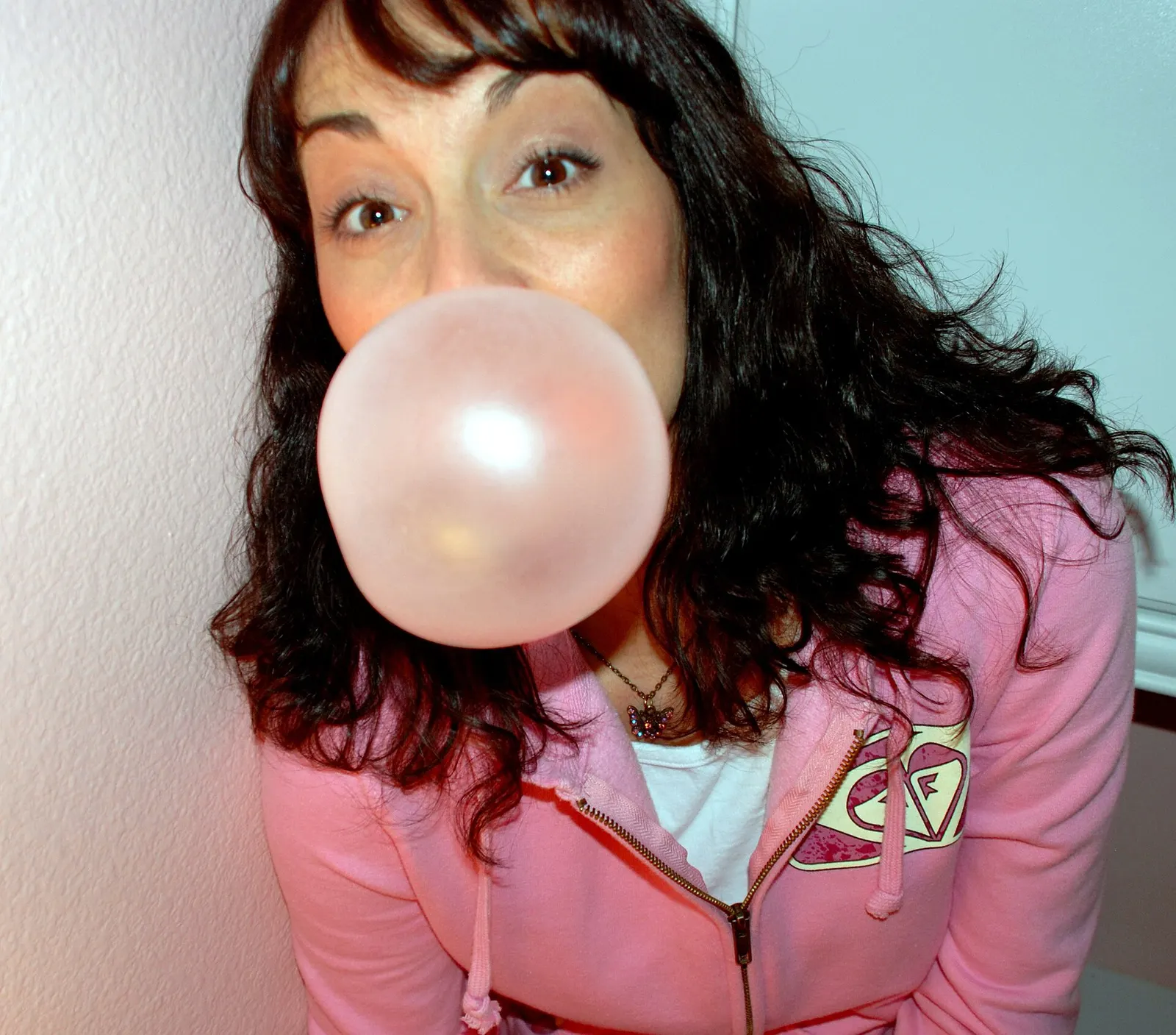 contextual documentary photograph of another woman blowing a pink bubble, not Chad Fell or his 2004 attempt. Original page: https://commons.wikimedia.org/wiki/File:Bubblegum.jpg. Creator Mary (Mayr), Southern California, USA. CC BY 2.0 (https://creativecommons.org/licenses/by/2.0/). Attribution: Mary (Mayr), “Day 12 | Bubblicious,” CC BY 2.0, via Wikimedia Commons.