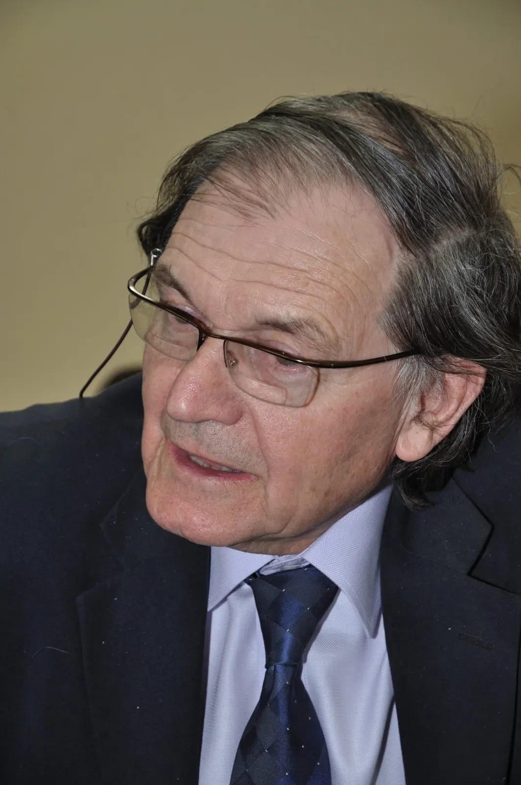 Roger Penrose photographed at Berkeley in January 2011. Creator Biswarup Ganguly. Wikimedia Commons: https://commons.wikimedia.org/wiki/File:Roger_Penrose_9529.JPG; CC BY 3.0 (also offered under GFDL); attribution required: Biswarup Ganguly, via Wikimedia Commons, CC BY 3.0. No edits. Optimized from `media/roger-penrose.jpg` to 1424×2144 px at JPEG quality 82.