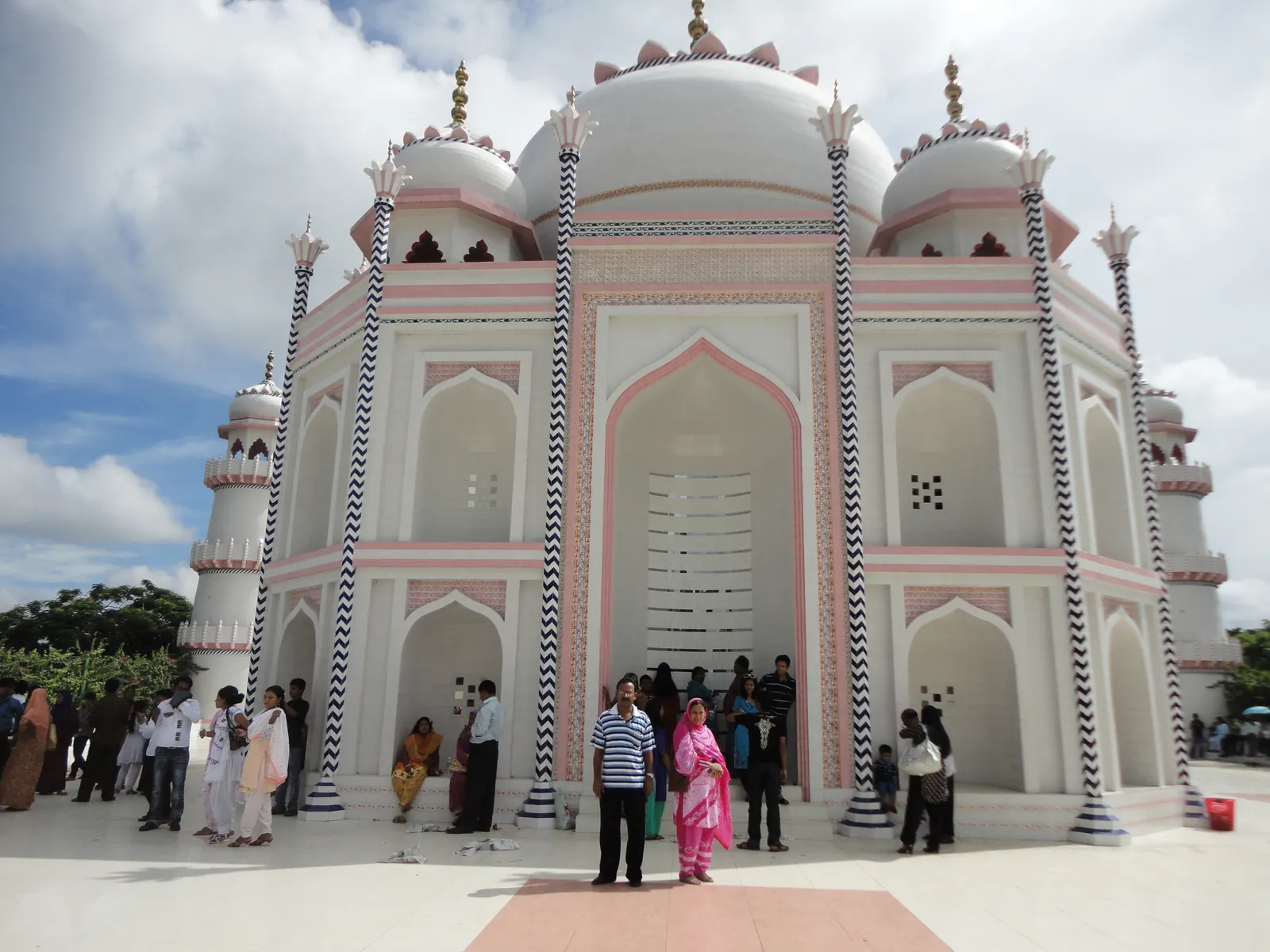 The Banglar Taj Mahal replica in Sonargaon, Bangladesh. Original page: https://commons.wikimedia.org/wiki/File:The_second_Taj_Mahal.jpg. Photographer: Zaheed Sarwer Khan; CC0 1.0. No edits. Retrieved 2026-10-28.