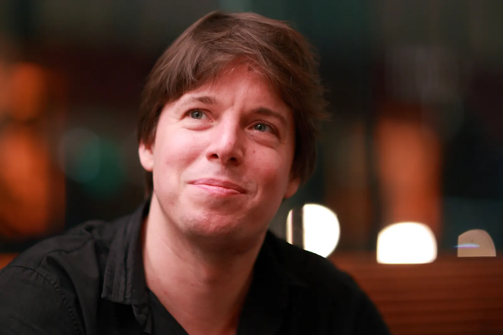 Joshua Bell after a San Francisco Symphony performance (2010), not the 2007 Metro experiment. Photographer Alexduff; https://commons.wikimedia.org/wiki/File:Joshua_Bell.JPG; CC BY-SA 3.0. Attribution: “Joshua Bell” by Alexduff, CC BY-SA 3.0, via Wikimedia Commons. No edits.