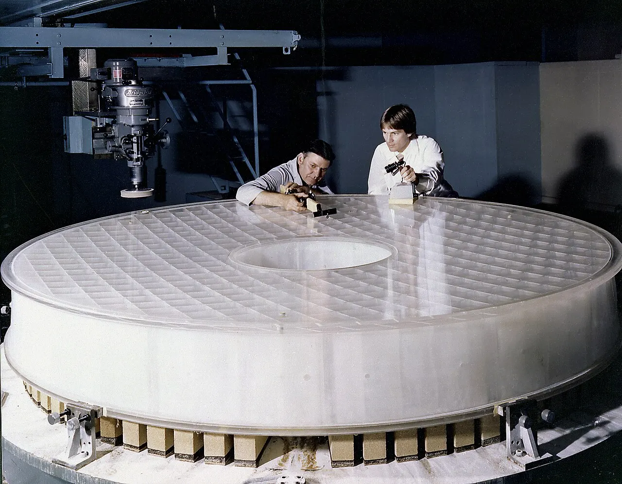 Документальне фото огляду головного дзеркала «Хаббла», NASA / Documentary photograph of Hubble’s primary mirror inspection, NASA.